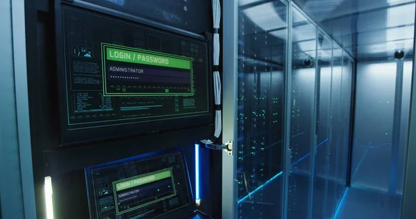 Dator inloggningsskärmen i ett modernt datacenter — Stockfoto