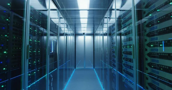 Skott Lång Korridor Full Serverrack Ett Modernt Datacenter — Stockfoto