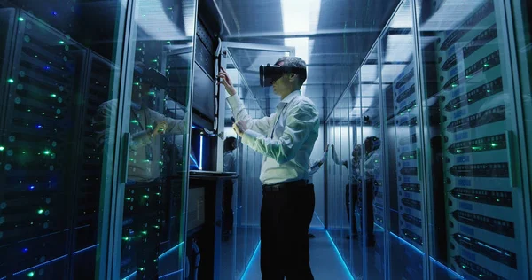 Teknisyen bir Vr kulaklık giyen bir veri merkezinde çalışıyor