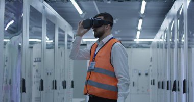 Elektrik çalışan bir Vr kulaklık takmış