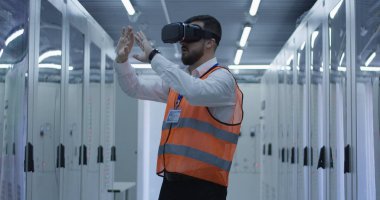 Elektrik çalışan bir Vr kulaklık takmış