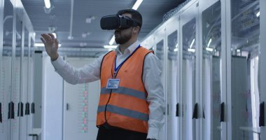 Elektrik çalışan bir Vr kulaklık takmış