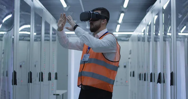 Elektromos munkavállaló Vr fejhallgató viselése — Stock Fotó