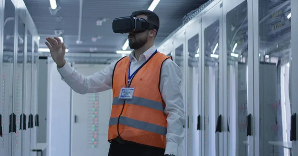 Trabajador eléctrico con auriculares VR — Foto de Stock