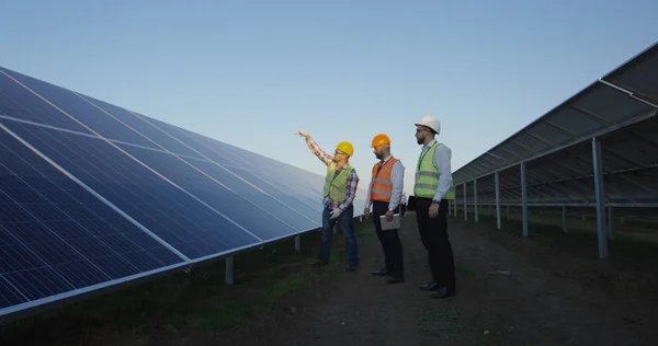 Erkekler güneş panelleri plantasyon alan üzerinde tartışıyor — Stok fotoğraf