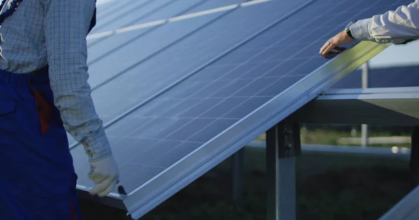 Muži instalací solárních panelů venku — Stock fotografie