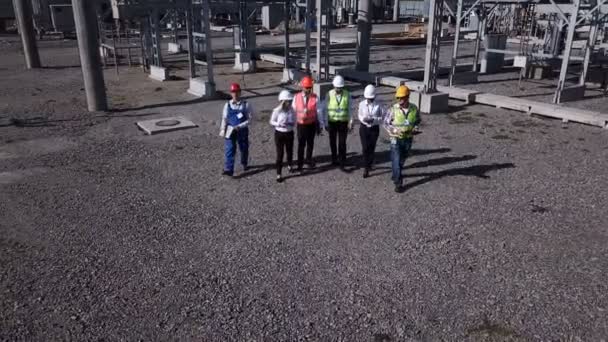 Grupo de trabajadores eléctricos en la estación transformadora — Vídeo de stock