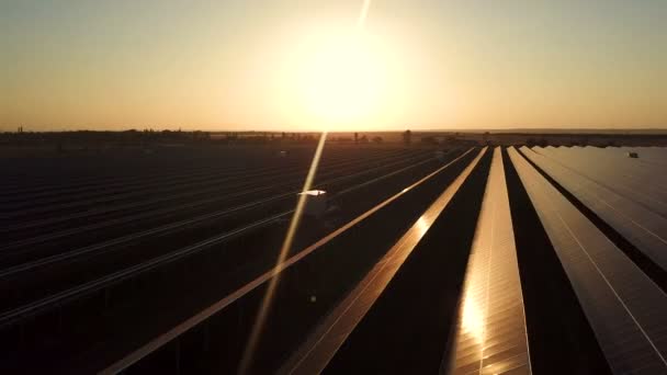 Günbatımında bir endüstriyel güneş enerji santralleri — Stok video