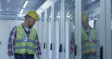 Elektrik Mühendisliği ile çalışma kask içinde adam