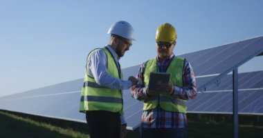 İki elektrik işçileri tablet belgeleri gözden geçirme