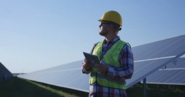 Onun tableti dışında yazarak elektrik işçisi
