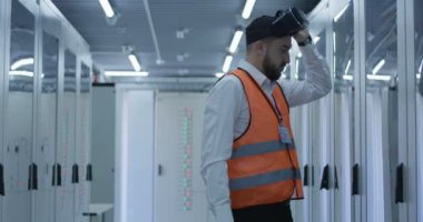 Elektrik çalışan bir Vr kulaklık takmış