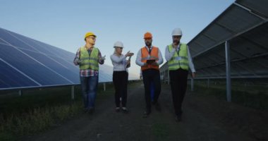 Elektrik işçileri bir güneş çiftliği yürüyüş