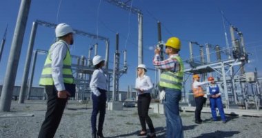 Grup güneş santrali üzerinde çeşitli işçilerin