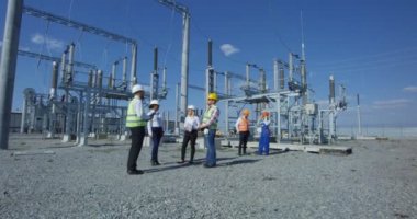 Grup güneş santrali üzerinde çeşitli işçilerin