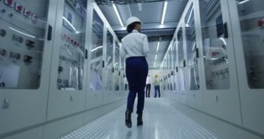 İstasyonu elektrik mühendisliği koridorda yürüyen kadın