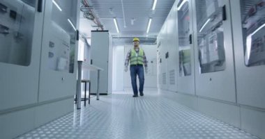 Koridorda yürürken elektrik işçisi