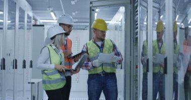 Belgeleri gözden geçirme üç elektrik işçileri