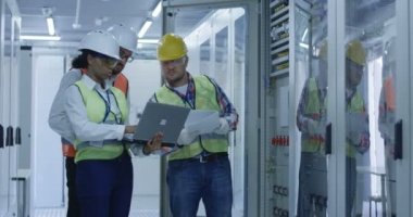 Çeşitli mühendisleri ile kontrol merkezi raflar arasında çalışma kağıtları