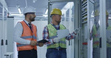 Mühendis ile elektrik donatımı istasyonda çalışıyor
