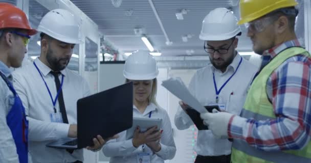 Reunião de trabalhadores eléctricos na sala de controlo — Vídeo de Stock