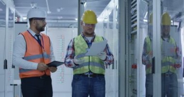 Mühendis ile elektrik donatımı istasyonda çalışıyor