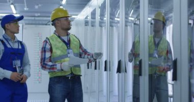 Ekipman inceleyerek iki elektrik işçileri