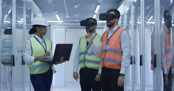 Trabajadores eléctricos en chalecos reflectantes utilizando VR — Vídeo de stock