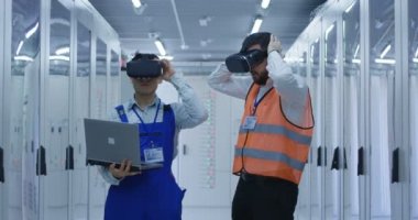 Reflektif yelekler Vr kulaklık kullanarak elektrik işçileri