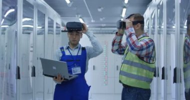 Elektrik İstasyonu çalışma Vr gözlük çok ırklı erkeklerde