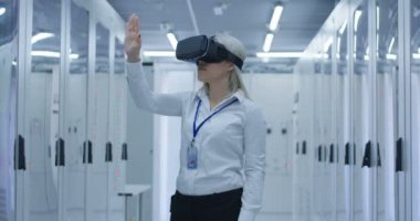 Vr gözlük güç istasyonu üzerinde çalışan kadın