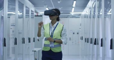 Vr kulaklık kullanarak kadın elektrik işçisi