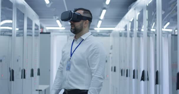 Travailleur électrique utilisant un casque VR — Video
