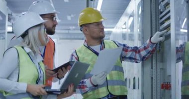 Belgeleri gözden geçirme üç elektrik işçileri