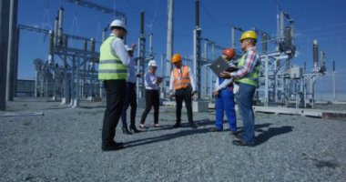 Grup güneş santrali üzerinde çeşitli işçilerin