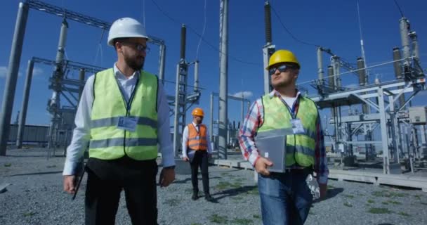 Elektrische werknemers lopen buiten — Stockvideo