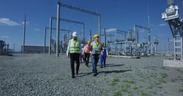 Elektrische werknemers lopen buiten — Stockvideo