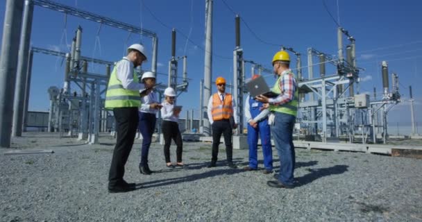 Um grupo de trabalhadores eléctricos — Vídeo de Stock