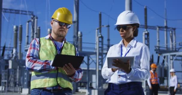 Deux électriciens sur comprimés à l'extérieur 