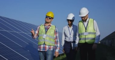 Elektrik işçileri bir güneş Çiftliği'nde yürüyüş