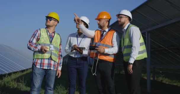 Ingenieros de granja solar lanzan drone — Vídeo de stock