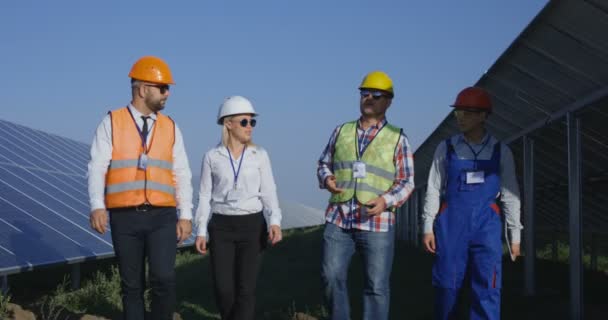 Männer diskutieren Sonnenkollektoren auf Plantagenfeld — Stockvideo