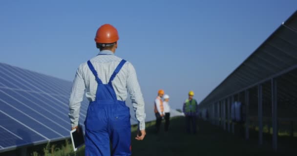 Technicien électrique marchant avec une tablette — Video