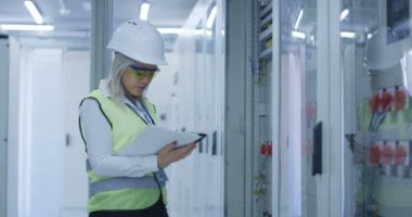 Elektrik Mühendisliği izleme tablet kadınla