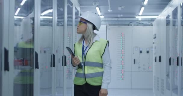 Mujer con tableta de monitoreo de ingeniería eléctrica — Vídeo de stock