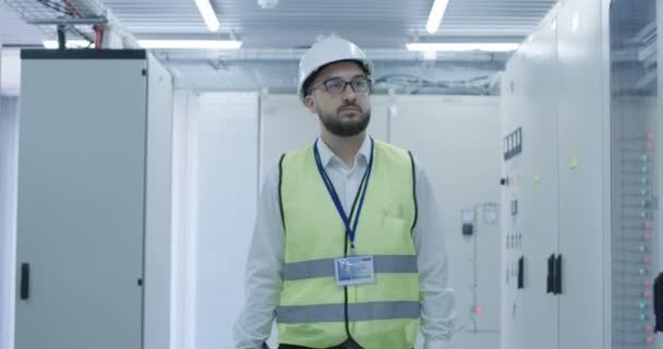 Trabajador eléctrico caminando por el pasillo — Vídeo de stock