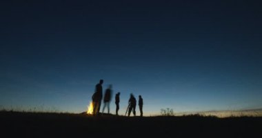 Uzun süre düşük açılı timelapse atış birlikte yıldızlara ve geceleri profesyonel bir teleskop kullanarak arkadaşlar