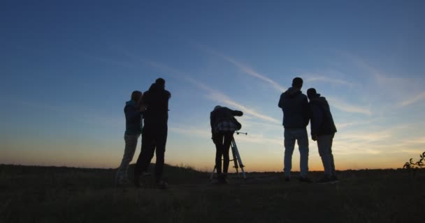 Друзі збираються разом, використовуючи професійний телескоп — стокове відео
