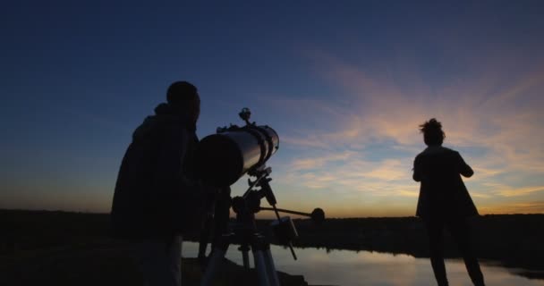 Amigos mirando las estrellas juntos por la noche — Vídeo de stock