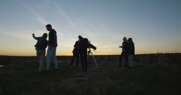 Grupp Vänner Umgås Kusten Och Tittar Genom Teleskopet Mörk Skymning — Stockvideo